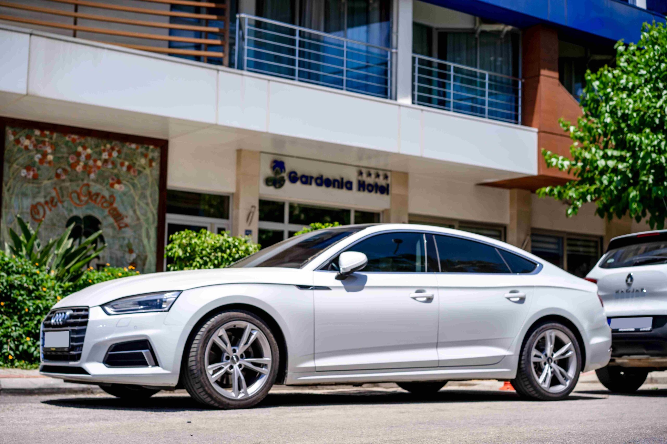 5 Benefits Of Using An Electric Car Rental For Your Dubai Trip